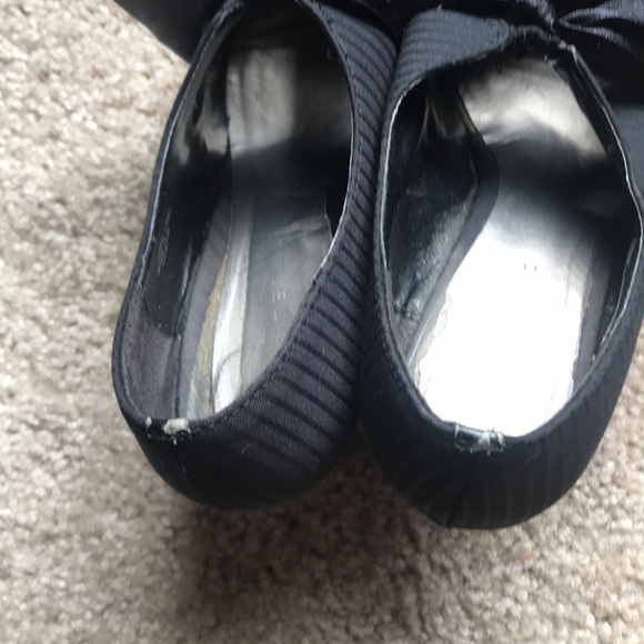 Pinstriped bow heels - Picture 2 of 5